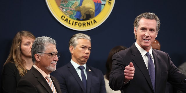 Gubernur California Gavin Newsom dan Jaksa Agung California Rob Bonta memperkenalkan kembali litigasi Senin terhadap Huntington Beach.