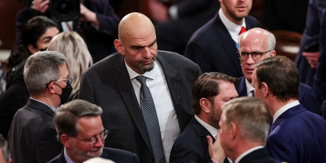 Senator John Fetterman terlihat menjelang pidato kenegaraan Presiden Biden pada bulan Februari. Fetterman memeriksakan dirinya ke Walter Reed akhir bulan itu.