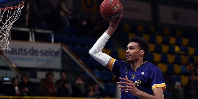 Victor Wembanyama of Metropolitans 92 warms up before the Betclic Elite match against Nancy at Salle Marcel Cerdan on March 10, 2023, in Levallois-Perret, France.