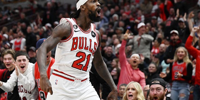Patrick Beverley de los Chicago Bulls reacciona después de anotar un gol de campo de 3 puntos contra el Miami Heat durante la primera mitad en el United Center el 18 de marzo de 2023 en Chicago.  