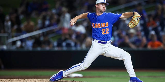 Brandon Neely #22 de los Florida Gators hace un lanzamiento durante un juego contra los Auburn Tigers en Condron Family Ballpark el 1 de abril de 2023 en Gainesville, Florida.