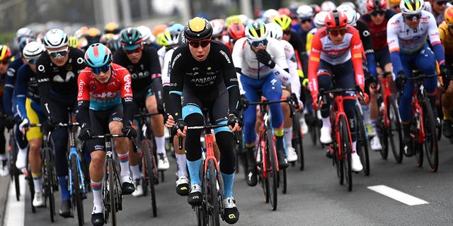 Polonya'dan Filip Maciejuk ve Team Bahrain Victorious, 02 Nisan 2023'te Brugge, Belçika'da Brugge'den Oudenaarde / #UCIWT /'ye 273,4 km'lik bir günlük 107. Ronde van Vlaanderen - Tour des Flandres 2023, Erkekler Elit yarışı sırasında yarışıyor. 