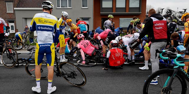 Belçika'dan Jenno Berckmoes ve Flanders-Baloise Takımı, Belçika'dan Stan Dewulf ve Ag2R Citroën Takımı, Norveç'ten Martin Urianstad Bugge ve Uno-X Pro Bisiklet Takımı ve peloton, 107. Ronde van Vlaanderen - Tour des Flandres sırasında bir kazaya karıştıktan sonra 2023, Men's Elite, 02 Nisan 2023'te Brugge, Belçika'da Brugge'den Oudenaarde / #UCIWT'ye 273,4 km'lik bir günlük yarış.