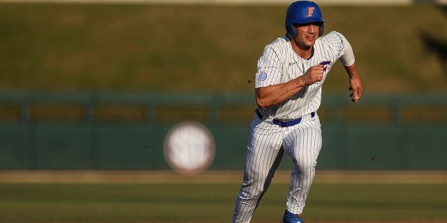 Jac Caglianone #14 de los Florida Gators se dirige a la tercera base durante un juego contra los Bethune-Cookman Wildcats en Condron Family Ballpark el 4 de abril de 2023 en Gainesville, Florida. 