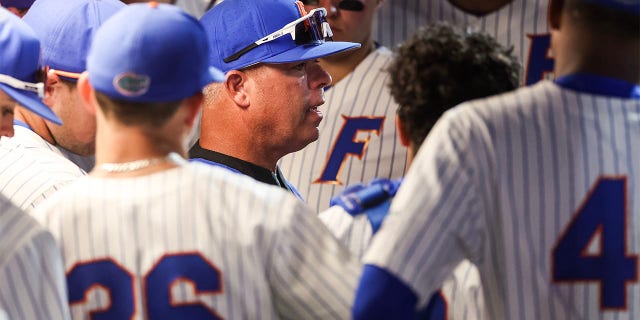 Kevin O'Sullivan speaks to his players