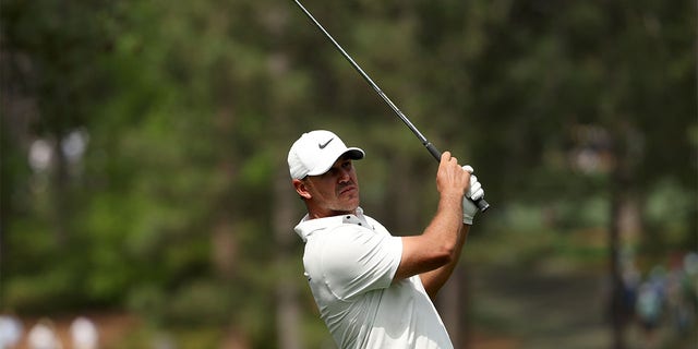 Брукс Коепка из США делает бросок на 17-й лунке во время второго раунда турнира Masters Tournament 2023 в Национальном гольф-клубе Огасты 7 апреля 2023 года в Огасте, штат Джорджия. 