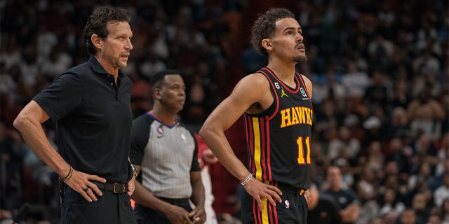 El entrenador en jefe de los Atlanta Hawks, Quin Snyder, a la izquierda, y el No. 11 de los Atlanta Hawks, Trae Young, durante un partido contra el Miami Heat en el Kaseya Center el 11 de abril de 2023 en Miami.