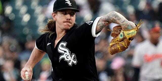 Chicago White Sox #52 Mike Clevinger lanza un lanzamiento durante la segunda entrada contra los Orioles de Baltimore en el Guaranteed Rate Field el 14 de abril de 2023 en Chicago, Illinois. 