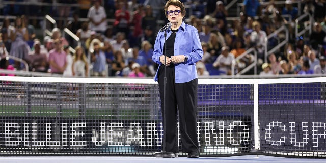 La leyenda del tenis Billie Jean King habla antes del partido de clasificación para la Copa Billie Jean King entre los Estados Unidos y Austria en el Delray Beach Tennis Center el 14 de abril de 2023 en Delray Beach, Florida. 