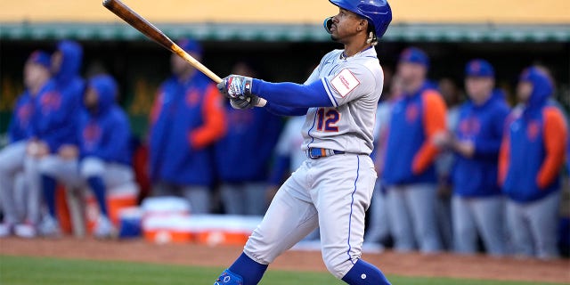 El No. 12 de los Mets de Nueva York, Francisco Lindor, conecta un jonrón de Grand Slam contra los Atléticos de Oakland en la parte alta de la segunda entrada en el RingCentral Coliseum el 14 de abril de 2023 en Oakland, California. 