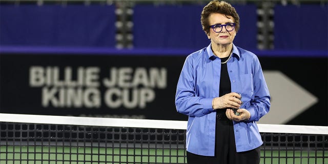 La leyenda del tenis Billie Jean King mira antes del partido de clasificación de la Copa Billie Jean King entre los Estados Unidos y Austria en el Delray Beach Tennis Center el 14 de abril de 2023 en Delray Beach, Florida. 