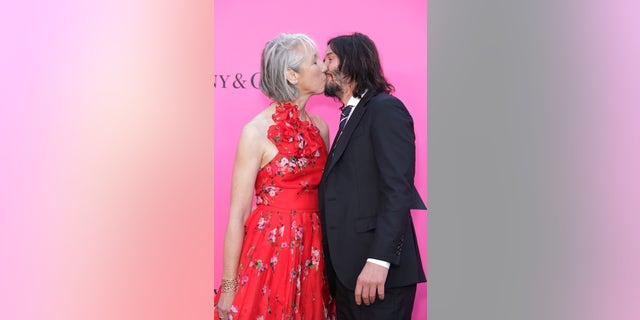 Keanu Reeves shared a steamy kiss with his girlfriend Alexandra Grant while attending the Museum of Contemporary Art Gala in Los Angeles.
