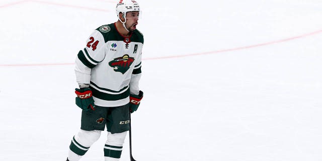 Matt Dumba, número 24 de Minnesota Wild, celebra después de que Wild venciera a Dallas Stars 3-2 en el segundo período de tiempo extra en el Juego 1 de la Ronda 1 de los Playoffs de la Copa Stanley 2023 en el American Airlines Center el 18 de abril de 2023 en Dallas.