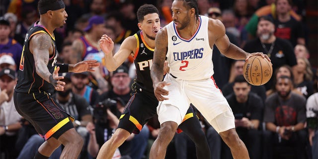 Kawhi Leonard plays against the Suns