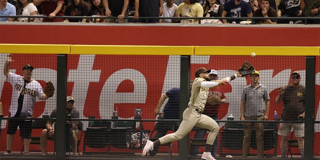 Fernando Tatis Jr. hace una jugada en los jardines