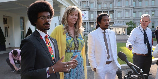 Tennessee Three outside White House