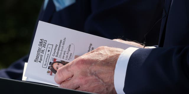 Photo of Biden's crib notes