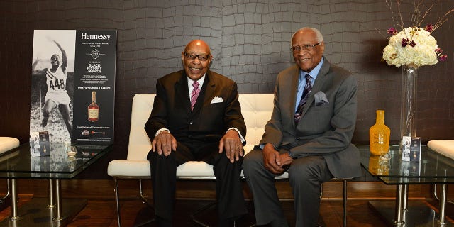 Louis Stokes y Herb Douglas en febrero de 2015