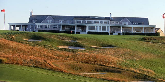 Pemandangan umum clubhouse Lapangan Golf Shinneock Hills di Southampton, New York.