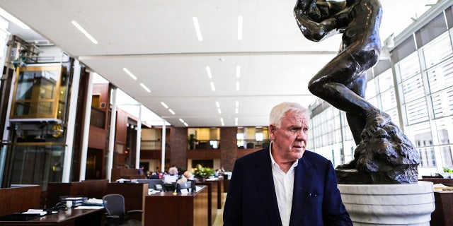 Harlan Crow, ketua dan kepala eksekutif Crow Holdings LLC, berdiri di depan sebuah foto di kantor perkebunan Old Parkland di Dallas, Texas, pada 2 Oktober 2015.
