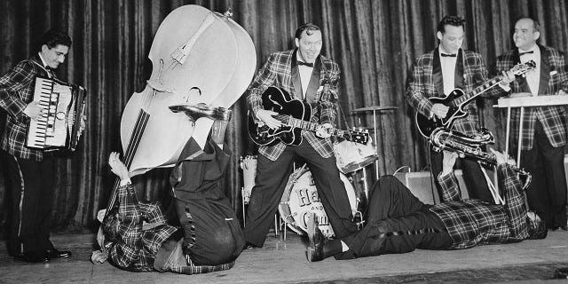 Bill Haley and His Comets berlatih di Teater Dominion di London, tempat mereka akan membuka tur Inggris mereka. Komet termasuk pemain akordeon Johnnie Grande, bassis Al Rex, dan pemain saksofon Ruddy Pompilli.