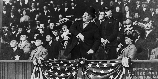El presidente Taft lanzando la primera pelota para el Día Inaugural el 14 de abril de 1910.
