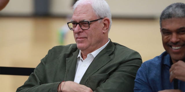 Phil Jackson observa durante el Draft Combine de la NBA