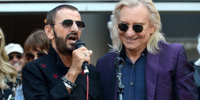 Ringo Starr, kiri, dari The Beatles dan Joe Walsh dari Eagles merayakan ulang tahun ke-77 Starr di Capitol Records Tower pada 7 Juli 2017, di Los Angeles, California. Starr merekam remake hit terkenal tahun 1955 "(Kami Akan) Bergoyang Sepanjang Jam" pada tahun 2021, menampilkan Walsh pada gitar.