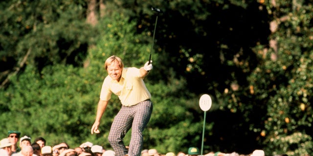 Jack Nicklaus watches his putt during the 1986 Masters Tournament at Augusta National Golf Club in April 1986 in Augusta, Georgia. 