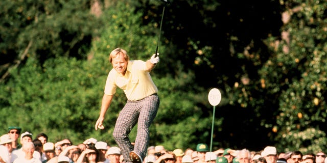 Jack Nicklaus watches his putt during the 1986 Masters Tournament at Augusta National Golf Club in April 1986 in Augusta, Georgia.Â