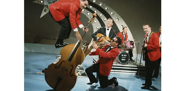 Bill Haley and His Comets, menampilkan Al Rappa berdiri di atas double bass-nya, tampil "Terima Bintang Keberuntungan Anda" Acara TV di Aston Studios pada bulan September 1964 di Birmingham, Inggris Raya. Gambar adalah bagian dari Koleksi Premium David Redfern.