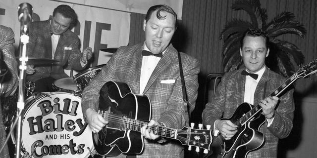 Bill Haley dan Kometnya tampil di atas panggung pada tahun 1955 di New York.  Mereka merekam "(Kami Akan) Bergoyang Sepanjang Jam" di Kota New York pada tahun 1954. 