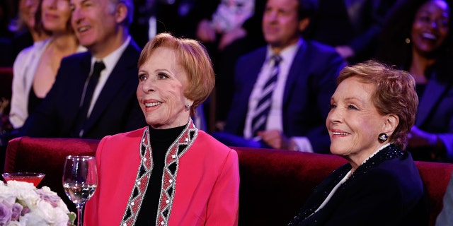 Carol Burnette and Julie Andrews sitting together at Carol Burnetts birthday tribute