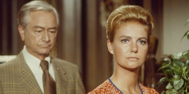 Sharon Acker and Robert Young in ‘Marcus Welby, M.D.’, circa 1973. 