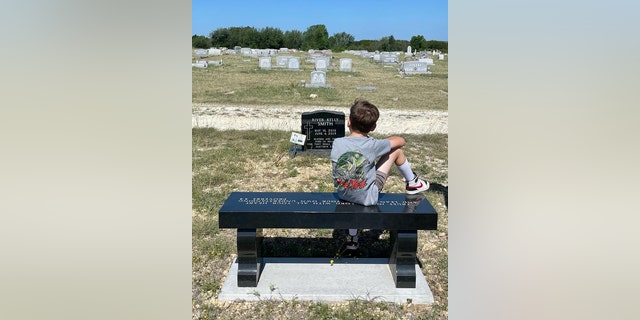 Granger Smiths son Lincoln visiting his brother Rivers gravesite