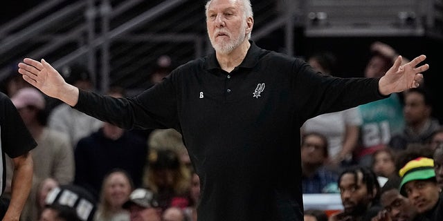 El entrenador en jefe de los San Antonio Spurs, Gregg Popovich, saluda a sus jugadores durante la primera mitad de un partido de baloncesto de la NBA contra los Portland Trail Blazers en Austin, Texas, el jueves 6 de abril de 2023.