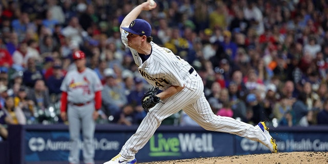 Gus Varland de los Cerveceros hace un lanzamiento contra los Cardenales de San Luis en el American Family Field el 8 de abril de 2023 en Milwaukee.