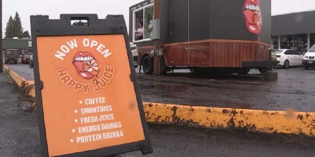 La pareja, propietaria de Happy Juice Coffee Bar en Vancouver, estaba preparando su carrito de comida cuando el sospechoso supuestamente saltó a su vehículo con su hijo en el asiento trasero y se fue.