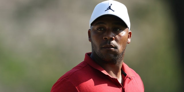 Harold Varner III de los Estados Unidos observa durante una ronda de práctica antes del Torneo Masters 2023 en el Augusta National Golf Club el 5 de abril de 2023 en Augusta, Georgia. 