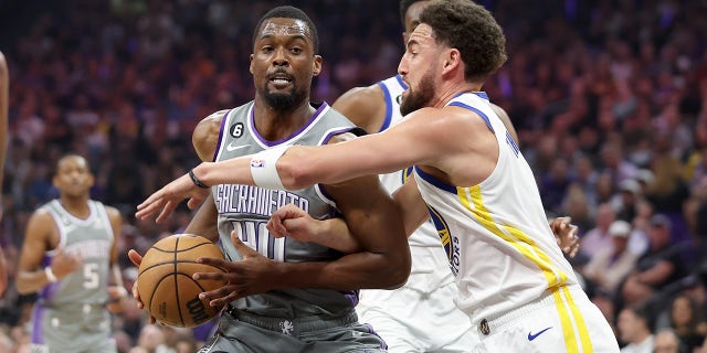 Harrison Barnes defendido por Klay Thompson