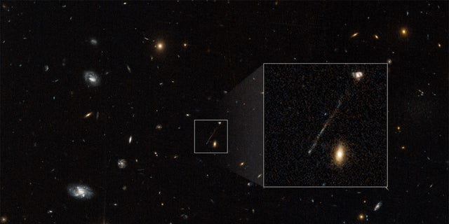 Spektroskopische Beobachtungen zeigen, dass es sich um eine Kette junger blauer Sterne mit einem Durchmesser von 200.000 Lichtjahren handelt. 