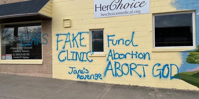 HerChoice, un centro de embarazo pro-vida en Bowling Green, Ohio, fue atacado por "la venganza de jane" y golpear con grafitis anticristianos y pro-aborto.