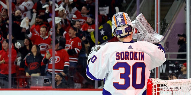 El portero de los New York Islanders, Ilya Sorokin (30), toma un trago después de un gol de Stefan Noesen de los Carolina Hurricanes durante el segundo período del Juego 1 de una serie de playoffs de primera ronda de la Copa Stanley en el hockey de la NHL en Raleigh, Carolina del Norte el lunes, abril 17, 2023. 