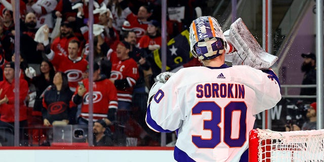 El portero de los New York Islanders, Ilya Sorokin (30), toma un trago después de un gol de Stefan Noesen de los Carolina Hurricanes durante el segundo período del Juego 1 de una serie de playoffs de primera ronda de la Copa Stanley en el hockey de la NHL en Raleigh, Carolina del Norte el lunes, abril 17, 2023. 