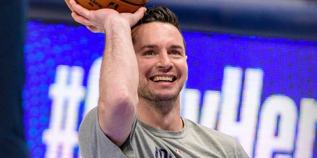 JJ Redick warms up