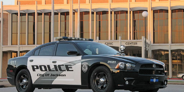 Alabama suspect who took 2 people hostage is shot and killed by police in Tennessee 2 A SWAT team from the Jackson Police Department was involved in the shooting of Hoffman, the Tennessee Bureau of Investigation says.