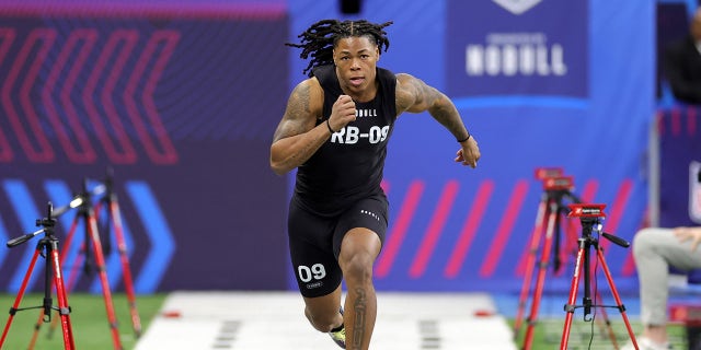 Jahmyr Gibbs runs a 40-yard dash