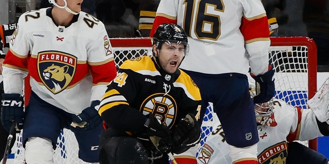 El número 74 de los Boston Bruins, Jake DeBrusk, celebra su gol contra el número 34 de los Florida Panthers, Alex Lyon, en el segundo período del Juego 1 de la Ronda 1 de los Playoffs de la Copa Stanley de 2023 en el TD Garden el 17 de abril de 2023 en Boston, Massachusetts.