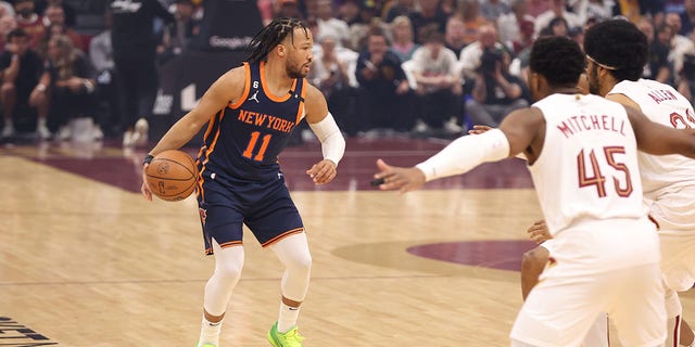 Jalen Brunson (11) de los New York Knicks regatea el balón en el Juego 1 de una serie de playoffs de la NBA de 2023 contra los Cleveland Cavaliers el 15 de abril de 2023 en Rocket Mortgage FieldHouse en Cleveland.