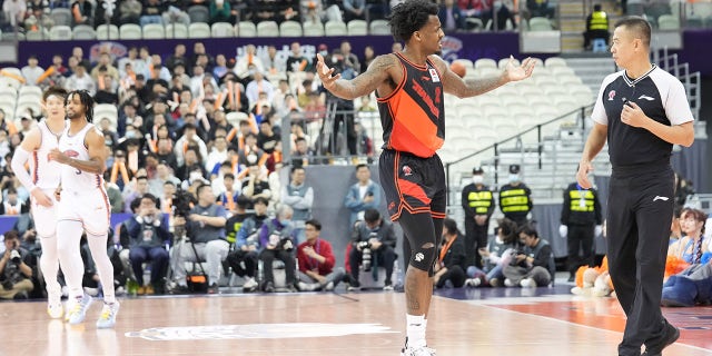 Antonio Blakeney of the Jiangsu Dragons talks with the referee during the Sharks game in Shanghai, China, April 9, 2023.